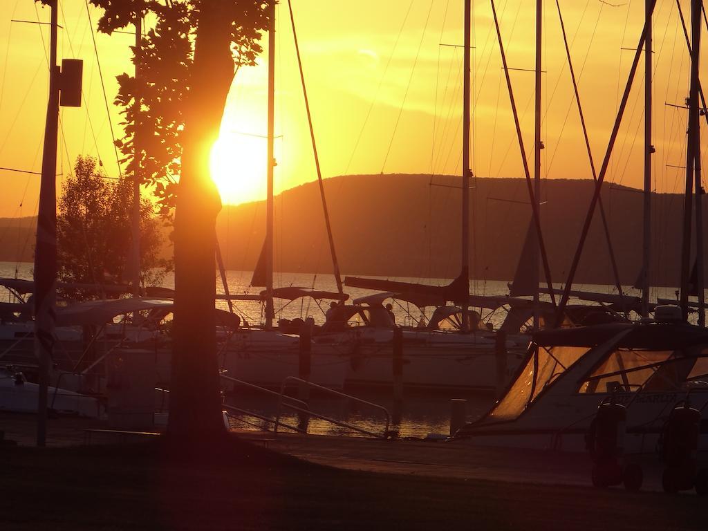 Bl Bavaria Yachtclub & Apartments Balatonlelle Ngoại thất bức ảnh