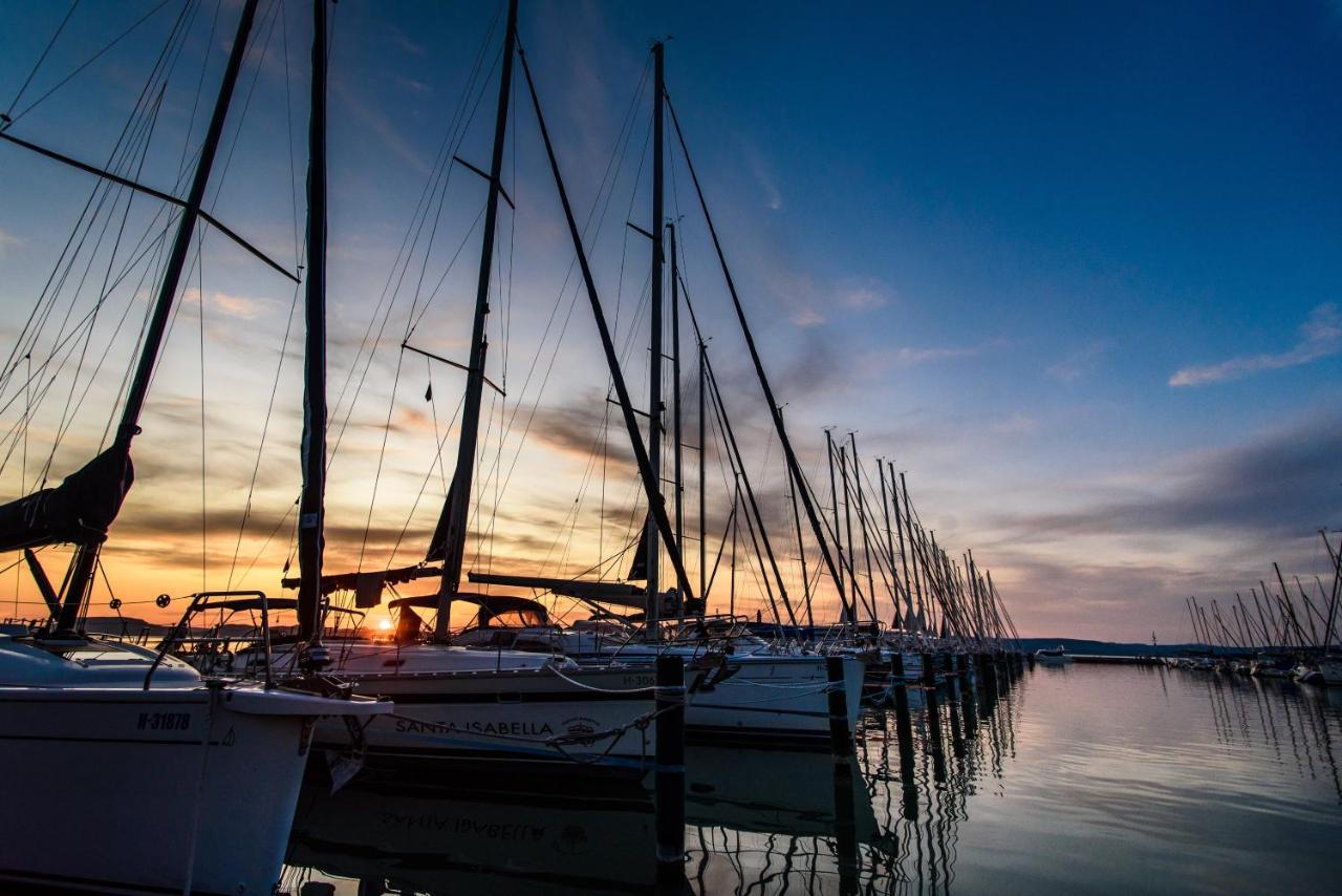Bl Bavaria Yachtclub & Apartments Balatonlelle Ngoại thất bức ảnh